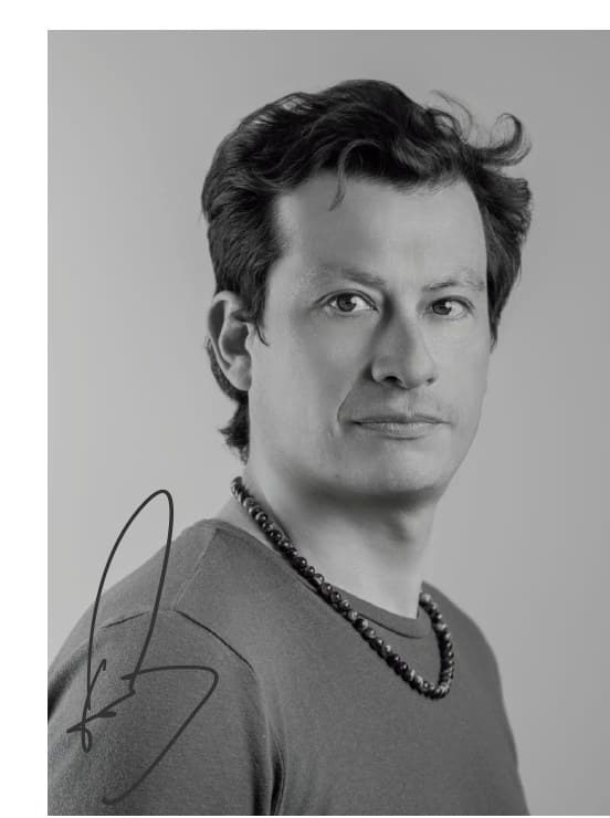 Retrato en blanco y negro de Pablo Ortiz Castillo, con su firma